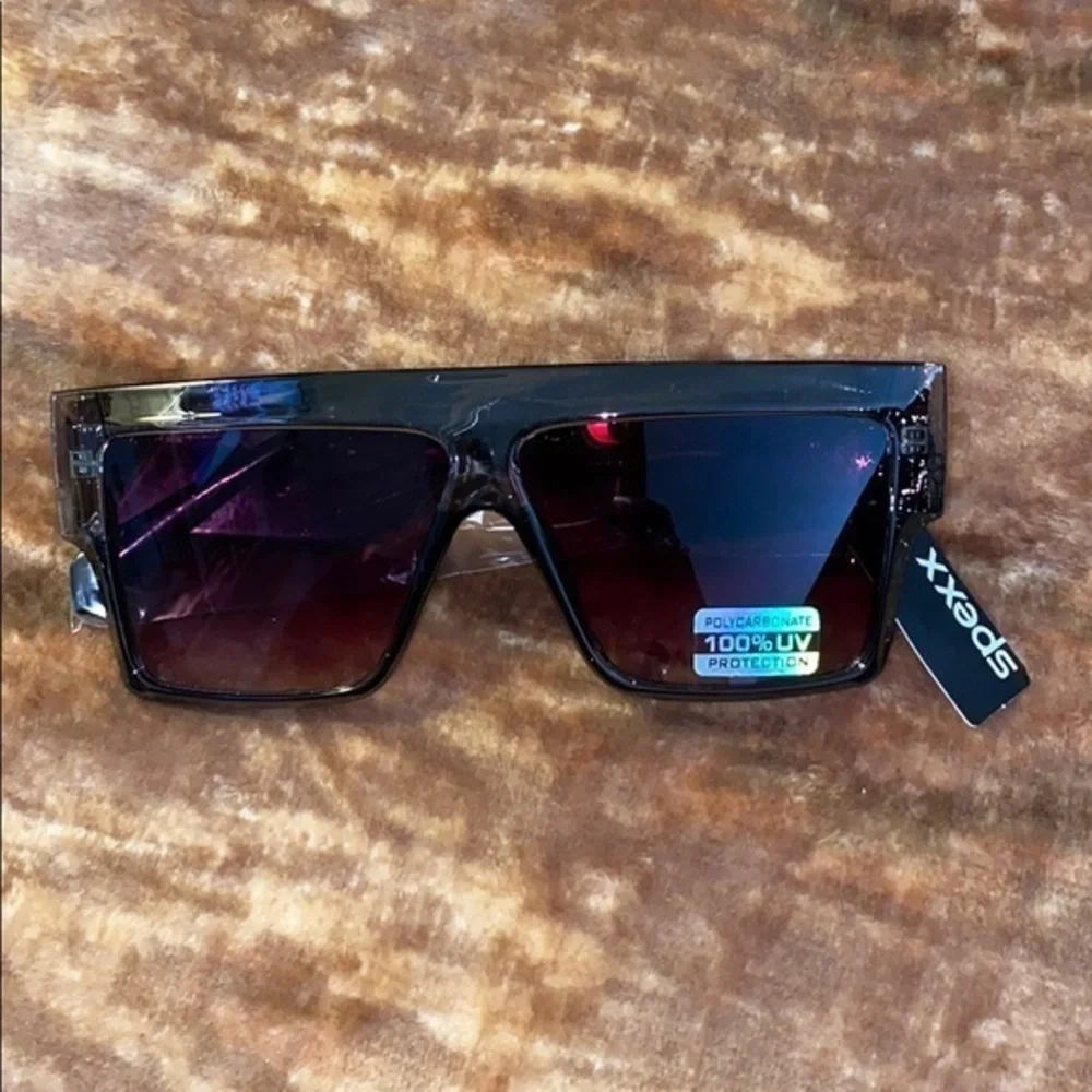 OVERSIZED SUNGLASSES